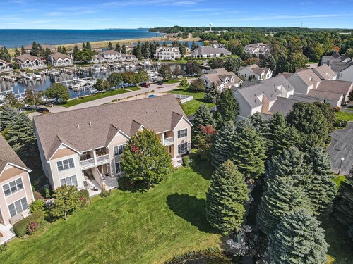 Escape to life on the lake!