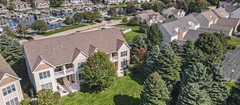 Escape to life on the lake!