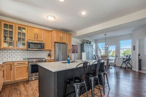 Fridge, microwave, oven, stovetop - Escape to life on the lake! (Manistee)