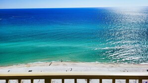 Ein Strand mit klarem türkisblauem Wasser und einem sandigen Ufer.