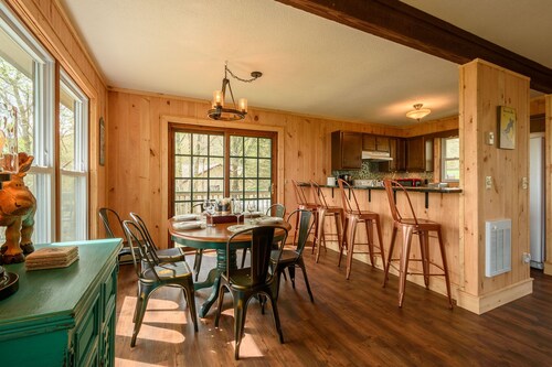 Pyökki vuoristomökki, josta on valtavat näkymät, sauna, vasta uusittu, Beech Mtn-golfkentän vieressä