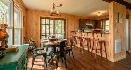 Pyökki vuoristomökki, josta on valtavat näkymät, sauna, vasta uusittu, Beech Mtn-golfkentän vieressä