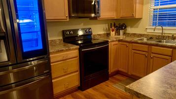 冰箱、微波炉、烤箱、炉灶