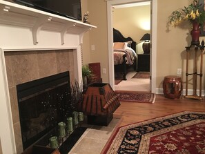 3 bedrooms, iron/ironing board, free WiFi, bed sheets - Elegant & Tranquil 3BR Townhome in Greenville’s Convention District (Greenville)