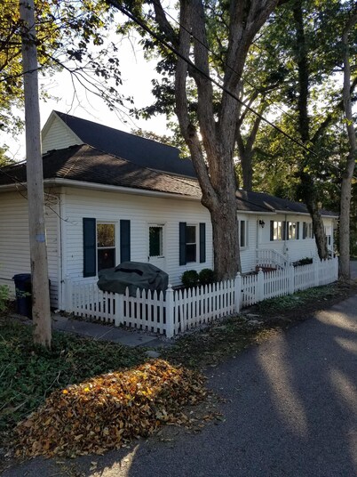 Lovely, Well-Maintained Cottage, 5' minute walk to Lake