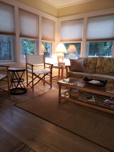 Lovely, Well-Maintained Cottage, 5' minute walk to Lake