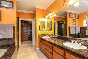 Combined shower/bathtub, hair dryer, towels, soap - Spacious Row Home with Ocean View Roof Deck in the heart of Coastal Oceanside!!  (Oceanside)