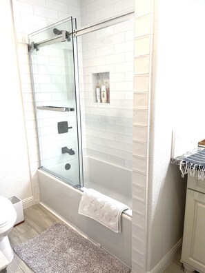 Combined shower/tub, jetted tub, hair dryer, towels