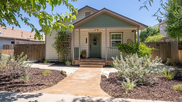 A single-story house with a front porch, a small garden, and a wooden fence. - Discover the Perfect Wine Country Getaway 2Bed 2Bath (Paso Robles)