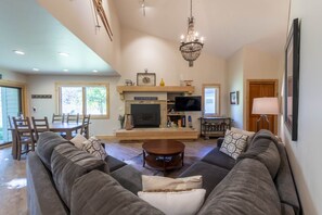 TV, fireplace, video games, books - Sunrise Retreat In Sun Valley (Sun Valley)