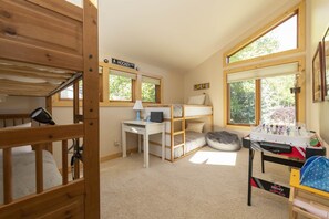 5 bedrooms, WiFi, bed sheets - Sunrise Retreat In Sun Valley (Sun Valley)