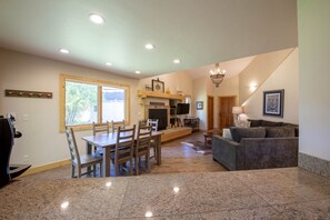TV, fireplace, video games, books - Sunrise Retreat In Sun Valley (Sun Valley)