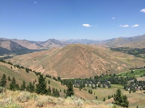 A mountainous landscape with a valley, houses, and trees. - Sunrise Retreat In Sun Valley (Sun Valley)
