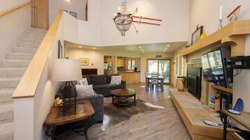 TV, caminetto, videogiochi, libri