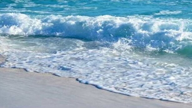Une plage où les vagues déferlent sur le rivage.