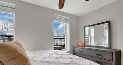 Romantic Hot Tub Getaway, Walking Distance to Fells Point