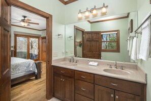 Combined shower/tub, towels