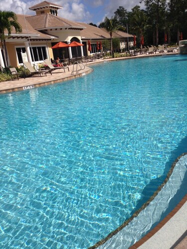 Upea huvila sijaitsee aidatulla alueella, uima-allas, upouusi viihdekeskus.