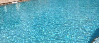 Upea huvila sijaitsee aidatulla alueella, uima-allas, upouusi viihdekeskus.