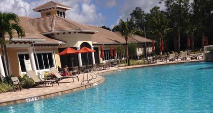 Upea huvila sijaitsee aidatulla alueella, uima-allas, upouusi viihdekeskus.