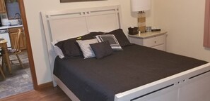 2 bedrooms, desk, iron/ironing board, WiFi