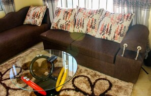 Penthouse, 2 habitaciones | Sala de estar | Televisión de pantalla plana 