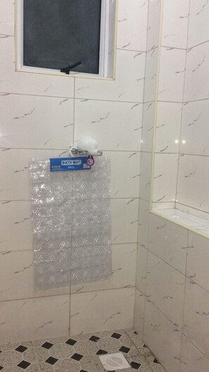 Penthouse - 2 sovrum | Badrum | Dusch, gratis toalettartiklar, tofflor och handdukar