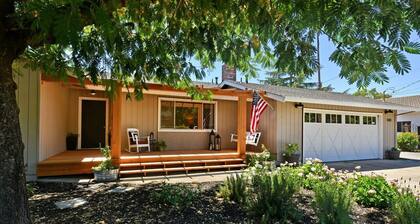 Relax on hanging bed, enjoy Hot tub, fast WiFi, close to square, in the country