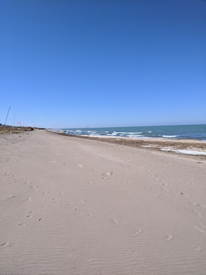 Plage, chaises longues, serviettes de plage