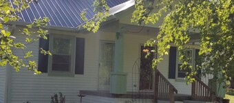  A cozy cottage located 4 miles from Leiper's Fork in Williamson County TN
