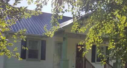 A cozy cottage located 4 miles from Leiper's Fork in Williamson County TN