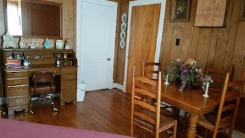 2 habitaciones, escritorio, tabla de planchar con plancha y wifi gratis