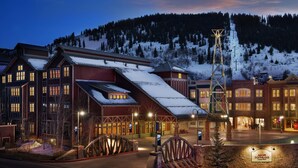 A multi-story hotel with a ski lift in the background, a covered outdoor area, and a sign for the Marriott Vacation Club. - Marriott Summit Watch Full 2 Bed/2 Bath sleeps 8 at the Town Lift on Main St. (Park City)