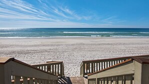 Beach - PRIVATE BEACH/ POOL ACCESS- Meticulously Maintained- 4 Bikes Included (Rosemary Beach)