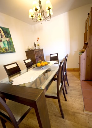 In-room dining - House With 3 Bedrooms in Urbanización la Suerte, Agaete, With Wonderful sea View, Private Pool, Furnished Terrace - 4 km From the Beach (Agaete)