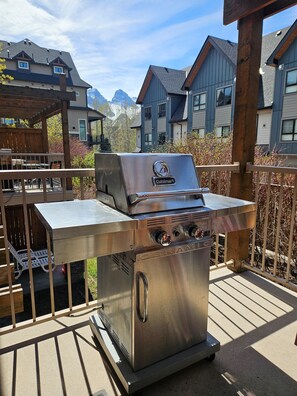 Property grounds - Spacious, Pet Friendly, Townhouse – Hot Tub | Perfect for Families! (Canmore)