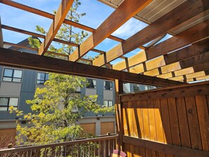 Property grounds - Spacious, Pet Friendly, Townhouse – Hot Tub | Perfect for Families! (Canmore)