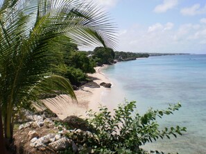 Plage à proximité, chaises longues, serviettes de plage