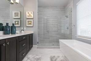 Ensemble douche/baignoire, sèche-cheveux, serviettes fournies