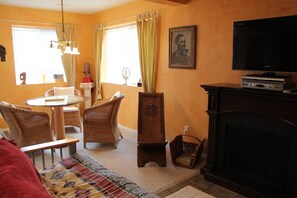 Una televisión, una chimenea, un reproductor de DVD