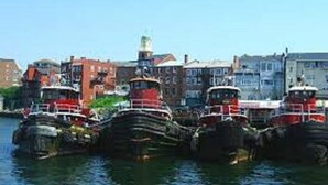 Un port où plusieurs bateaux sont amarrés.