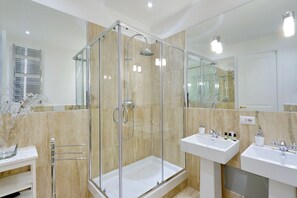 Ducha, secador de pelo, bidet, toallas