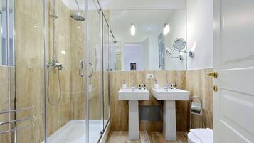 Een douche, een haardroger, een bidet, handdoeken