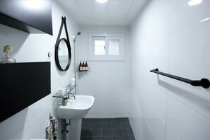 Family Apartment, 2 Bedrooms, Kitchenette, Ground Floor | Bathroom | Shower, free toiletries, hair dryer, towels