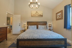 4 bedrooms, iron/ironing board, free WiFi, bed sheets - Rustic Modern Condo - Close to Village - Sleeps 10 (Mammoth Lakes)
