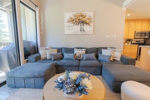 Smart TV, fireplace, offices - Rustic Modern Condo - Close to Village - Sleeps 10 (Mammoth Lakes)