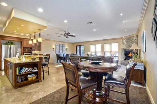 Spacious 4BR, Walk to Beach IN Carlsbad Village! Steps to everywhere!