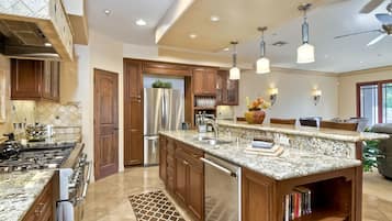 Køleskab, mikrobølgeovn, ovn, kogeplade