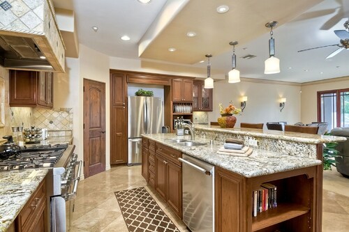 Spacious 4BR, Walk to Beach IN Carlsbad Village! Steps to everywhere!