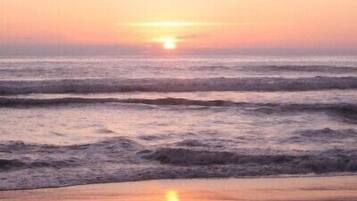 Playa en los alrededores, camastros y toallas de playa